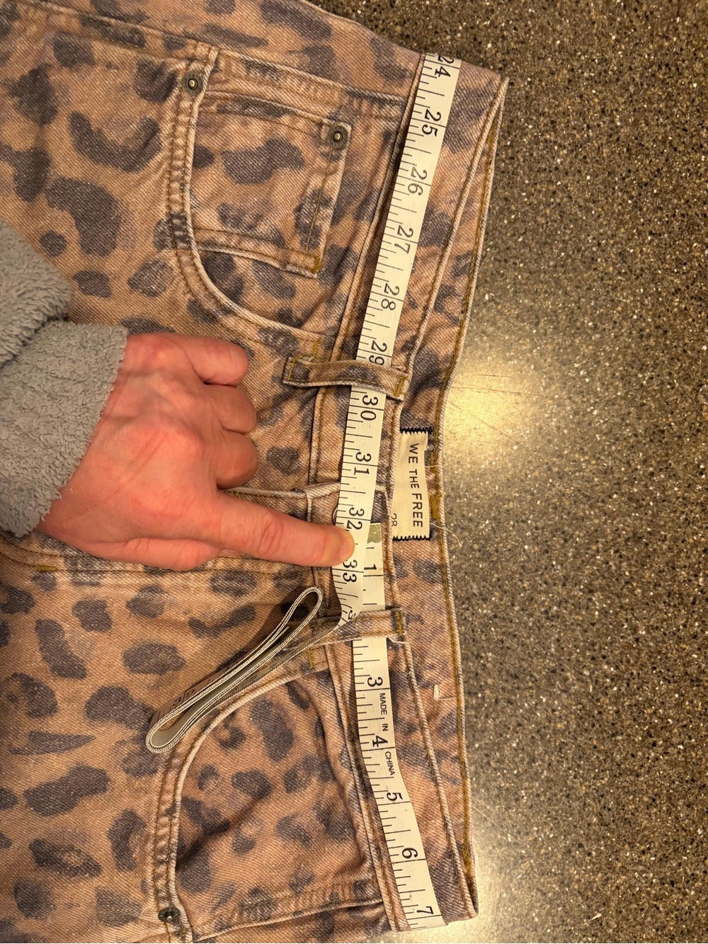 We The Free Good Luck Printed Barrel Jean, size 28 short, worn once, fit like 27 - Picture 11 of 11